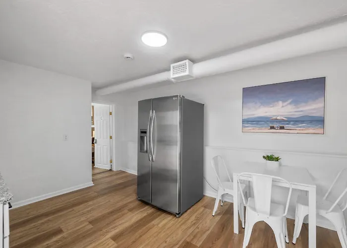 Bloomfield B Stylish And Cozy Private Bedroom, Shared Bathroom, With Free Parking
