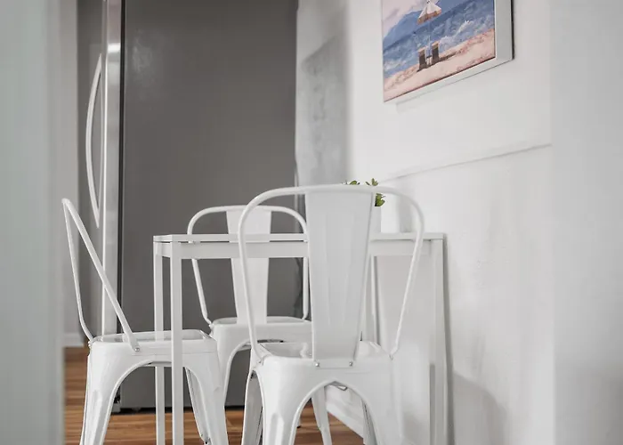 Homestay Bloomfield B Stylish And Cozy Private Bedroom, Shared Bathroom, With Free Parking