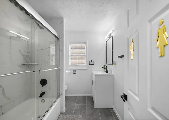 Homestay Bloomfield B Stylish And Cozy Private Bedroom, Shared Bathroom, With Free Parking *