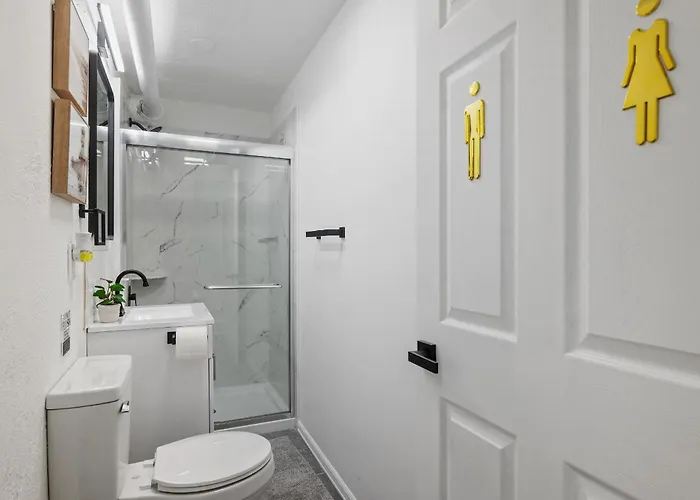 Bloomfield B Stylish And Cozy Private Bedroom, Shared Bathroom, With Free Parking *