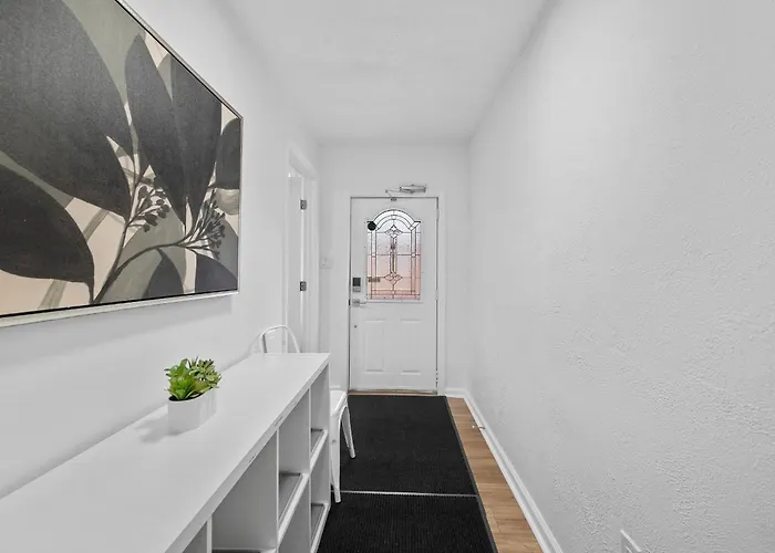 Bloomfield B Stylish And Cozy Private Bedroom, Shared Bathroom, With Free Parking *