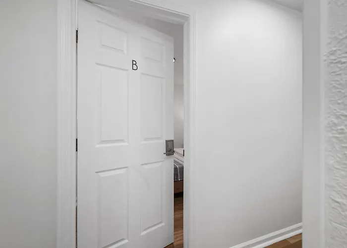 Bloomfield B Stylish And Cozy Private Bedroom, Shared Bathroom, With Free Parking