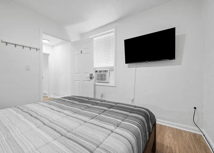 Bloomfield B Stylish And Cozy Private Bedroom, Shared Bathroom, With Free Parking Homestay *