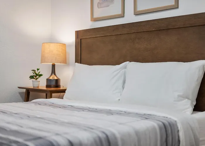 Homestay Bloomfield B Stylish And Cozy Private Bedroom, Shared Bathroom, With Free Parking *